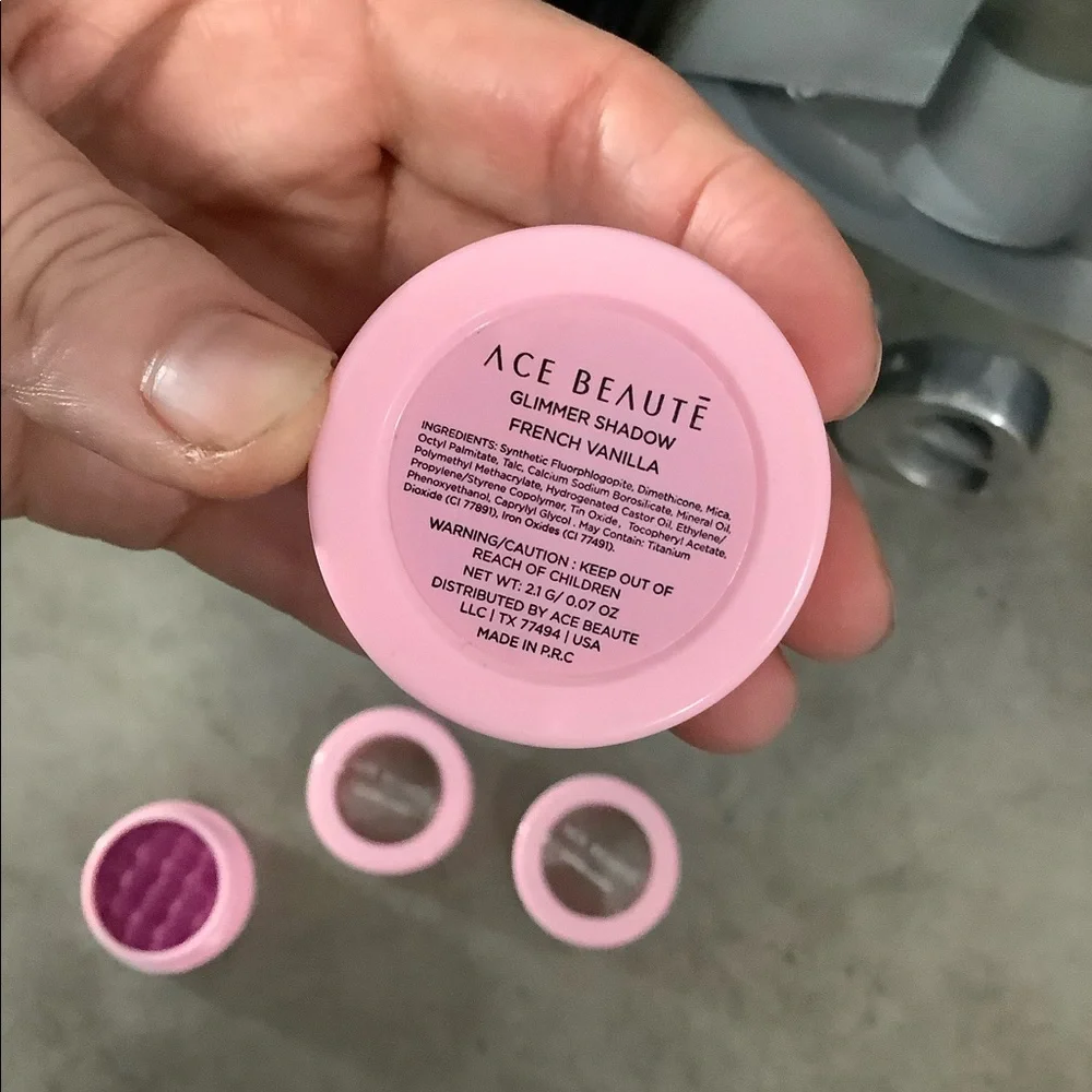 TWO ACE BEAUTĒ‎ GLIMMER SHADOWS